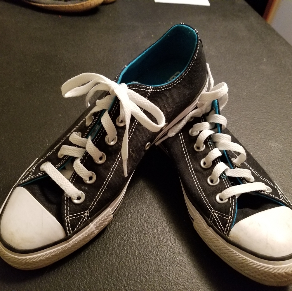 Classic Converse ankle tennis shoes